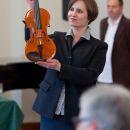 Magdalena Wiśniewska presenting a violin Hangang by Min Sung Kim / RR Studio
