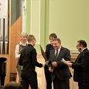 Damian Sobkowiak odbiera nagrodę z rąk jurorów prof. Bartosza Bryły i Prof. Piotra Czerwińskiego. 