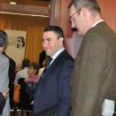Maxim Vengerov wchodzi do sali konferencyjnej. Z prawej - Waldemar Łyś. Konferencja prasowa w Hotelu Merkury (22.04.2011). 