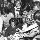 Przewodnicząca Jury, prof. Irena Dubiska, rozdaje autografy. Aula UAM, 25.11.1977 r. / fot. Z. Staszyszyn